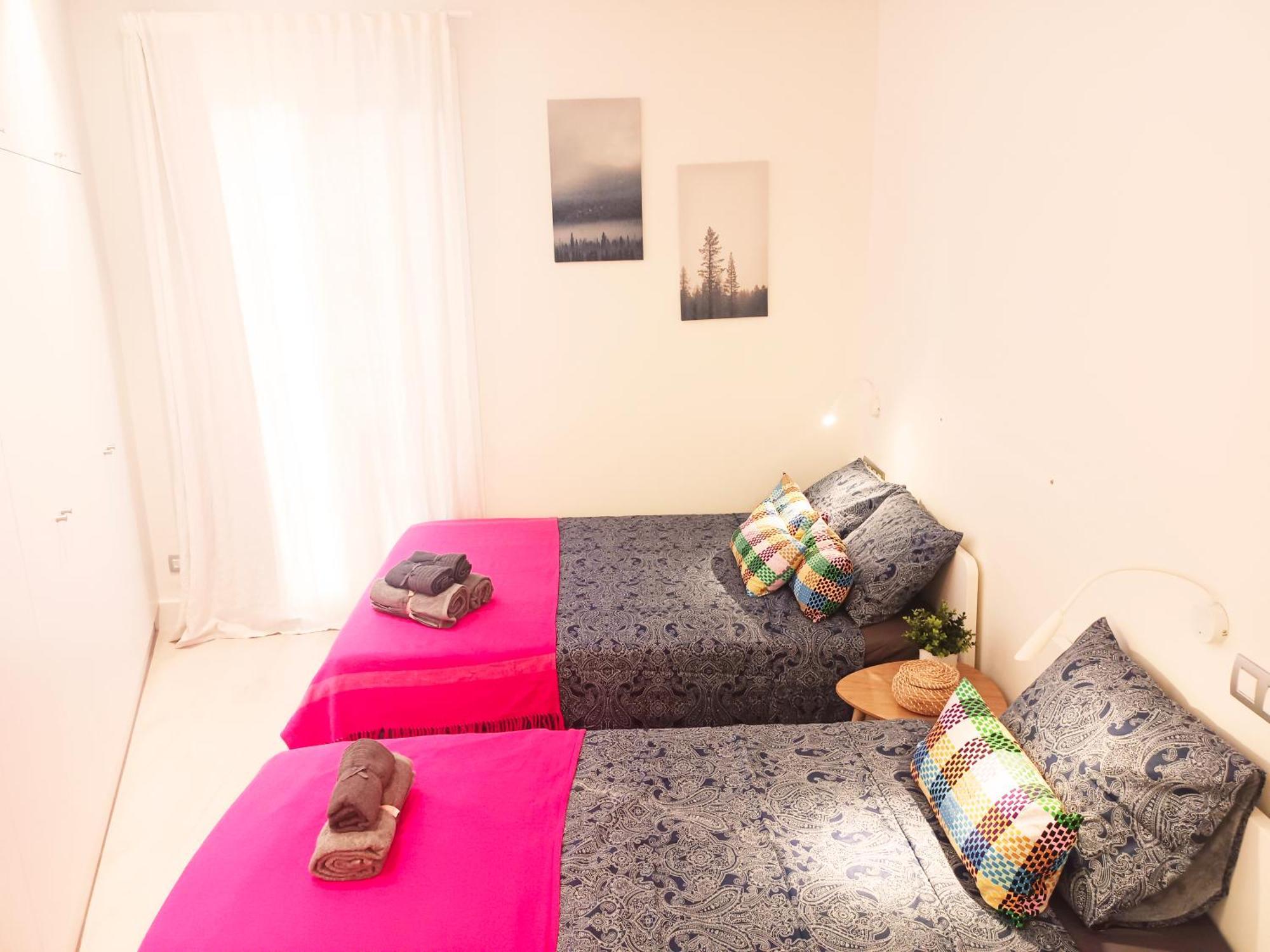 Private Rooms By Plaza Universidad Barcelona Exterior photo