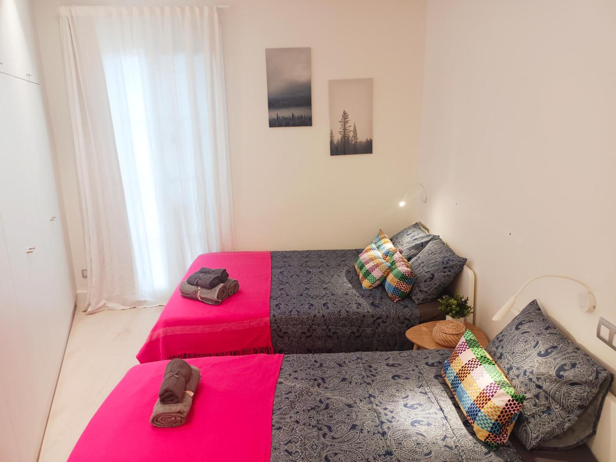 Private Rooms By Plaza Universidad Barcelona Exterior photo